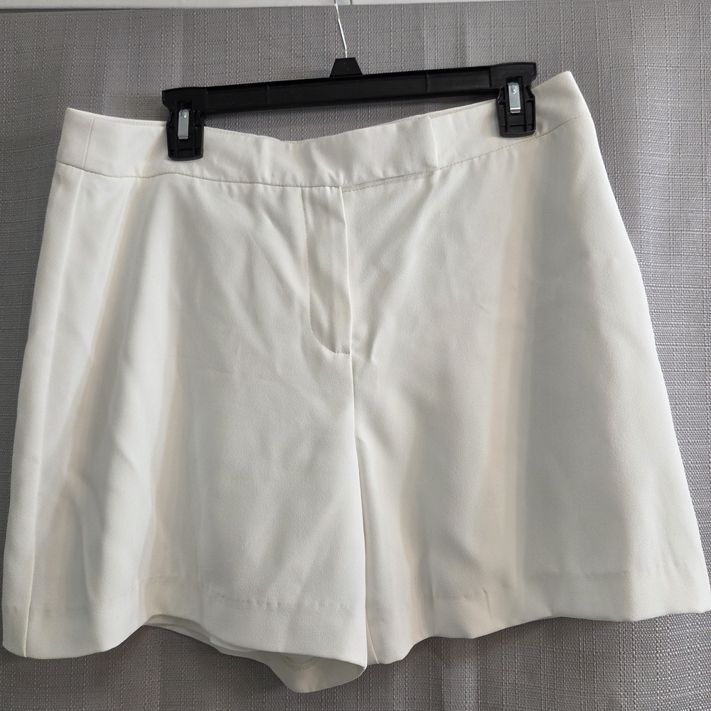 Trina Turk White Lined Tailored Dress Shorts Size 8 Resort Chic- cruise
